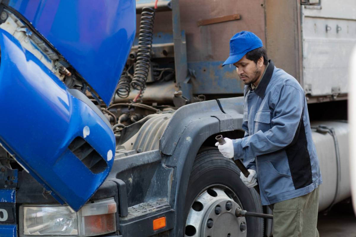 7 Common Causes of Semi-Truck Breakdowns